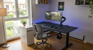 Scrivania da gaming spaziosa con supporto per monitor e sistema gestore cavi integrato.