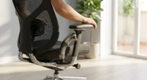 Particolare dei braccioli regolabili di una sedia ergonomica per sostenere braccia e spalle durante il lavoro.