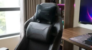 Dettaglio del cuscino di supporto lombare e del poggiatesta di una sedia gaming di alta qualita