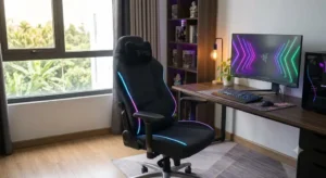 Postazione da gioco completa con sedia gaming ergonomica posizionata davanti alla scrivania